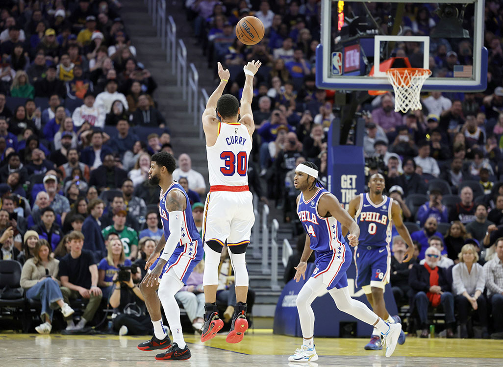 image Curry tastes 3-point perfection as Warriors pound 76ers